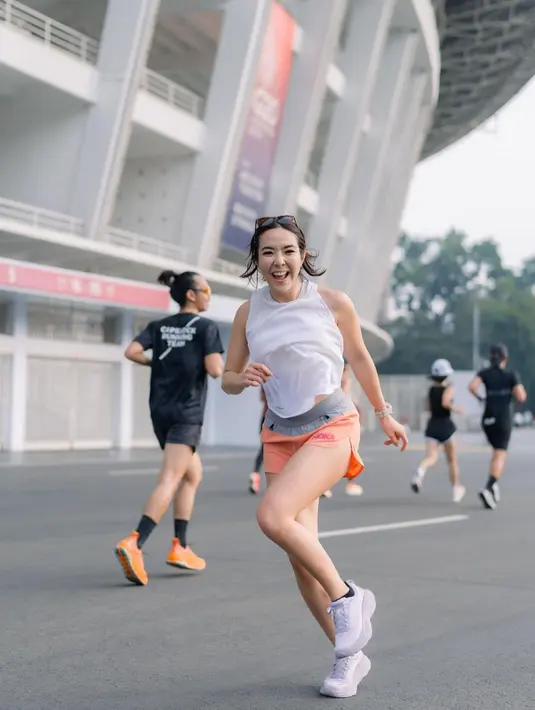 <p>Saat berolahraga, Gisel kerap menggunakan pakaian yang membuatnya nyaman. Seperti saat lari di GBK ia mengenakan running shoes dan atasan warna senada. [Instagram/gisel_la]</p>