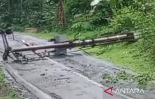 Jalur Selatan Cianjur Terputus Akibat Tiang Listrik Ambruk, Petugas Berupaya Normalisasi