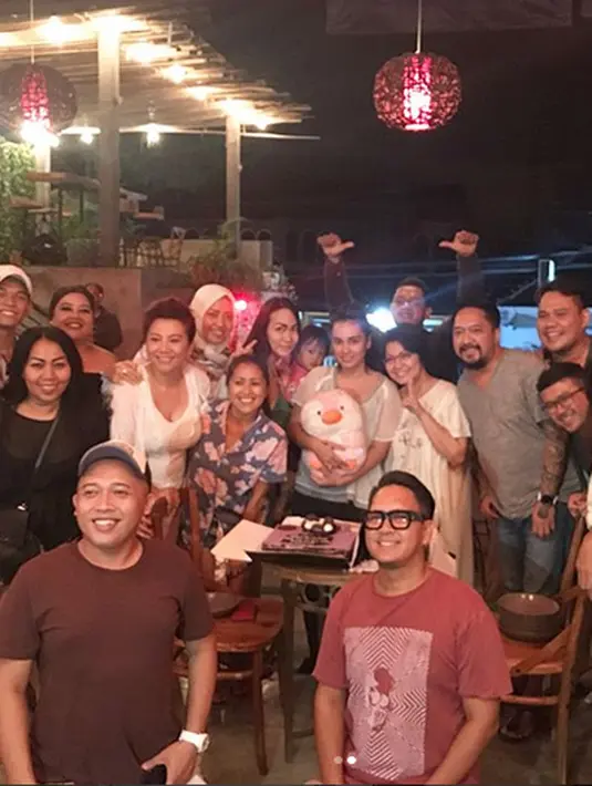 Sang saumi bersama teman-temannya menyiapkan kejutan ulang tahun istrinya. Suasana yang sedang ngantuk dan capek yang dirasakan Feby berubah setelah mendapatkan kejutan ulang tahun. (Instagram/febyfebiola_)