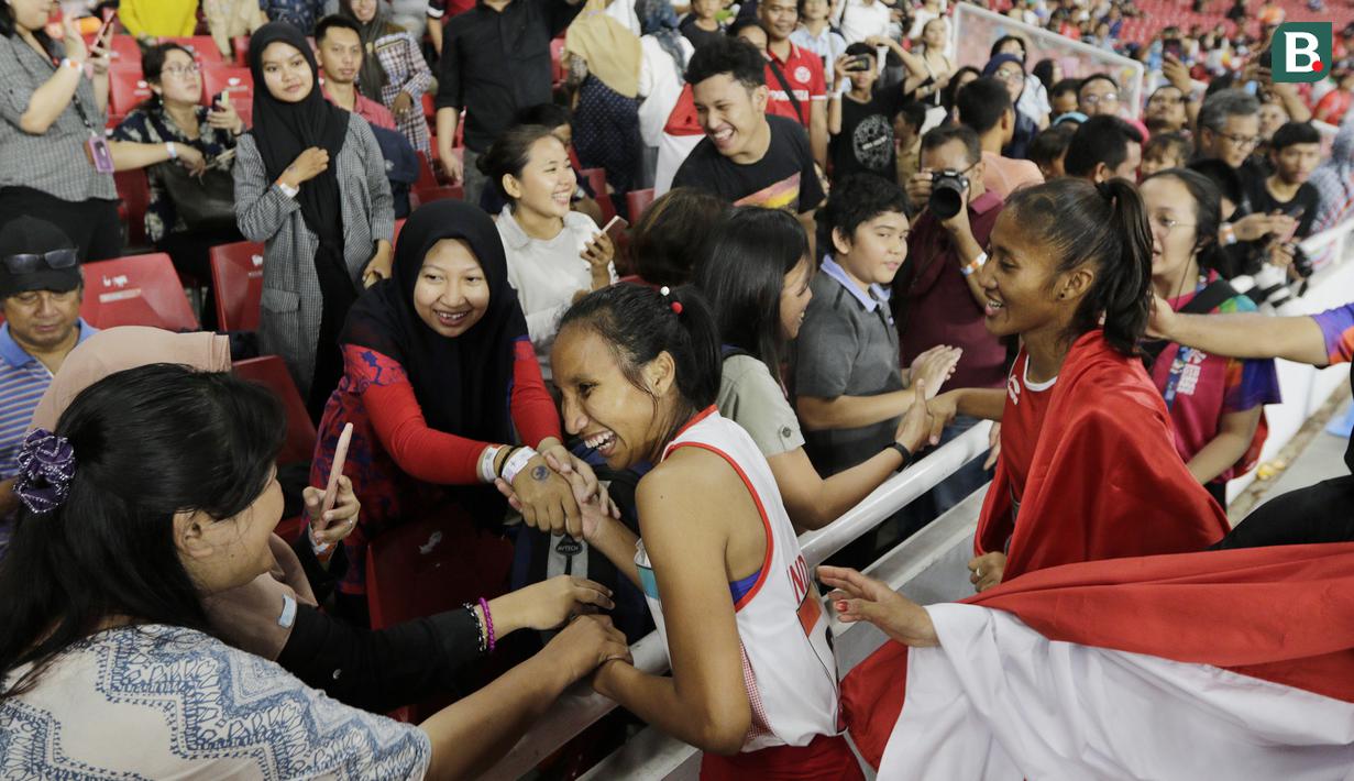 Pelari Indonesia, Putri Aulia, Ni Made Arianti, melakukan selebrasi usai menjuarai lari 100M T13 pada Asian Para Games di SUGBK, Jakarta, Rabu (10/10/2018). Indonesia meraih memborong tiga mendali. (Bola.com/M Iqbal Ichsan)