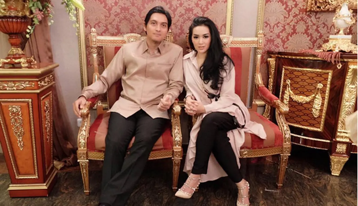 "Iiiih yg tadi nya olahraga ala ..ala males banget 😔tapi ayangku selalu membuat aku yg tidak semangat menjadi semangat 😎dan aku seneng banget Makasihhh ayangku muuuach💋," tulis Tiara Dewi. (Instagram/tiaradewireal)