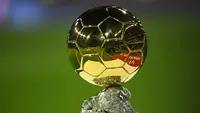 Penghargaan pesepak bola terbaik di dunia, Ballon d'Or edisi tahun 2021 tak lama lagi akan digelar. France Football sebagai penyelenggara telah merilis 30 nama nominasi. Tercatat, ada 5 dari para nominasi yang berusia tak lagi muda, di atas 34 tahun. Siapa saja? (AFP/Gabriel Bouys)