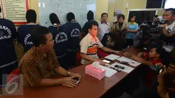 Kasubdit IV Renakta Polda Lampung Ajun Komisaris Besar Ferdyan Indra Fahmi (tengah) memberi keterangan pers, Lampung, (19/2). Polisi juga menangkap 5 muncikari lainnya di tempat terpisah. (Istimewa)