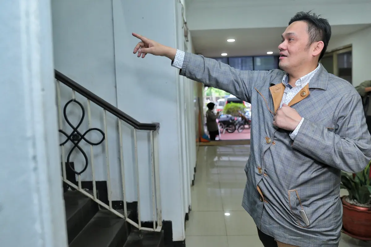 [Bintang] Banyak Pengacara Pamer Kekayaan, Ini Saran Farhat Abbas