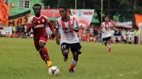 Gelandang Persija, Pandi Lestaluhu (tengah) mencoba melewati kawalan pemain Barito Putera saat laga uji coba di Stadion Bea Cukai, Jakarta, Selasa (5/4/2016). Laga berlangsung ketat dan berakhir imbang 2-2. (Liputan6.com/Helmi Fithriansyah)