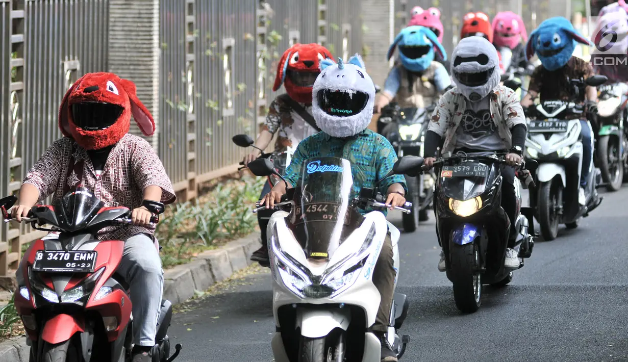 Sejumlah anggota dari komunitas Elmo And Friends berkonvoi menggunakan sepeda motor di kawasan Menteng, Jakarta, Minggu (11/11). Dengan mengenakan batik, mereka melakukan konvoi dalam rangka merayakan Hari Pahlawan. (Merdeka.com/ Iqbal S. Nugroho)