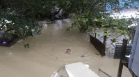 Topan Vamco Hantam Filipina, Warga Mengungsi ke Atap Akibat Banjir