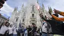 Para pendukung dan fans Inter Milan menyalakan flare dan meneriakkan yel-yel di depan katedral gothic di kawasan Piazza Duomo, Milan, Minggu (2/5/2021) merayakan kepastian Inter Milan merebut gelar juara Scudetto Liga Italia 2020/2021. (LaPresse via AP/Claudio Furlan)