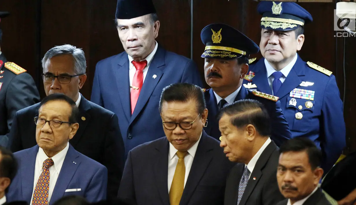 Panglima TNI Marsekal Hadi Tjahjanto dan Politisi senior Partai Golkar, Akbar Tandjung menghadiri pelantikan anggota DPR RI di Senayan, Selasa (1/10/2019). Sebanyak 575 anggota DPR terpilih dan 136 orang anggota DPD terpilih diambil sumpahnya pada pelantikan tersebut. (Liputan6.com/Johan Tallo)