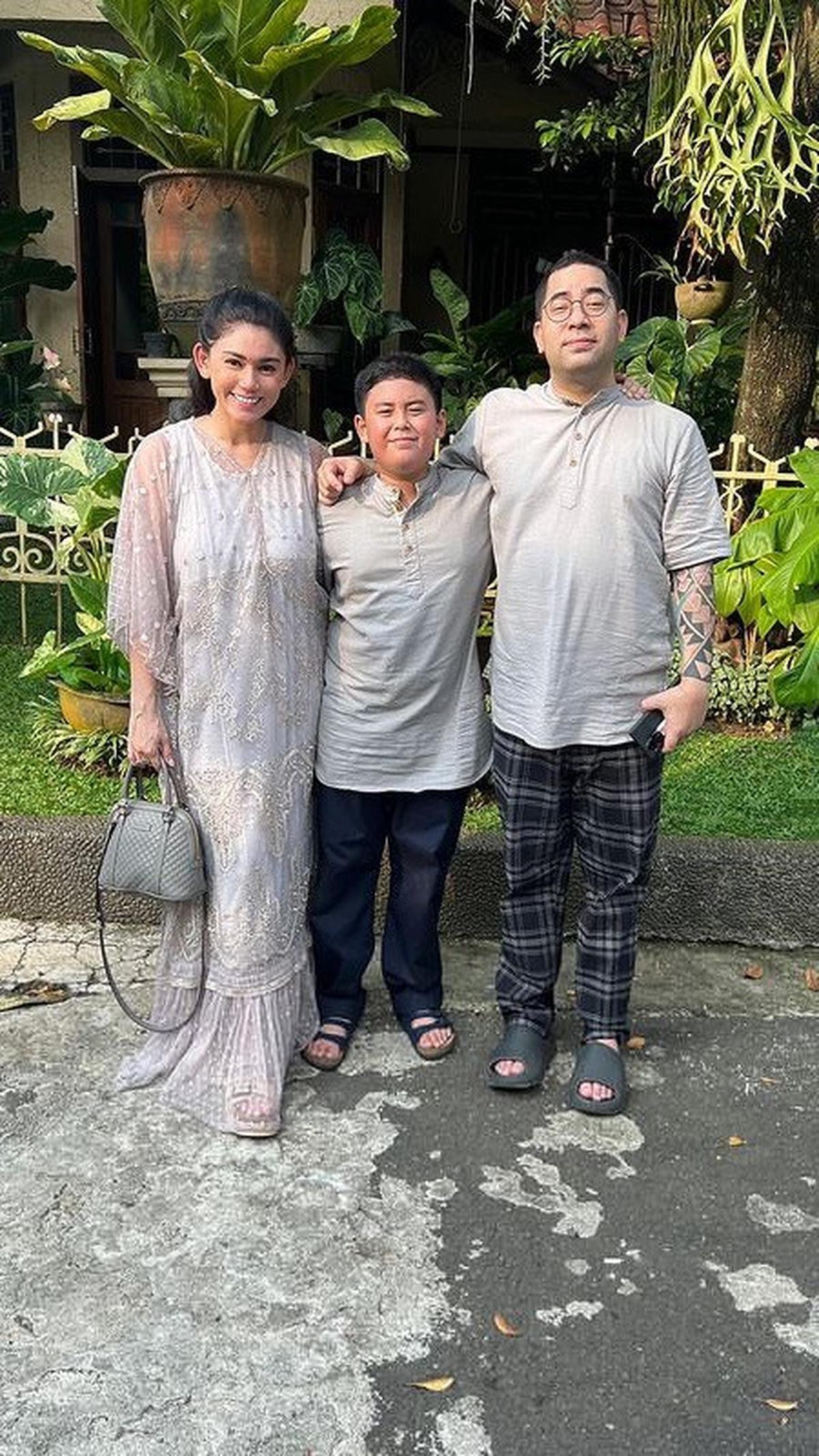 Kehidupan rukun Ichsan, Thalita, dan Rafello ini membuat publik berharap hubungan mereka naik ke pelaminan. Keduanya dianggap sudah cocok bahkan punya bounding yang baik dengan anak.