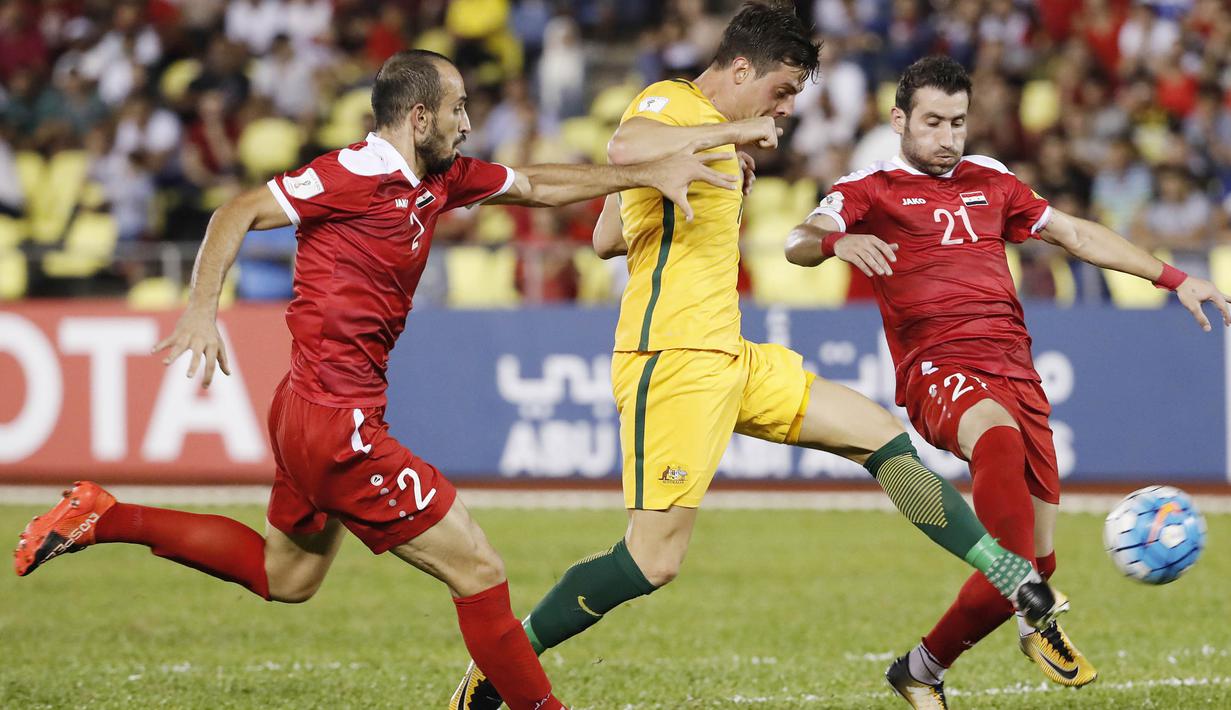 Pemain Australia, Tomi Juric, mengontrol bola saat berebut dengan pemain Suriah pada laga Kualifikasi Piala Dunia 2018 di Stadion Hang Jebat, Kamis (5/10/2017). Suriah bermain imbang 1-1 dengan Australia. (AP/Vincent Thian)