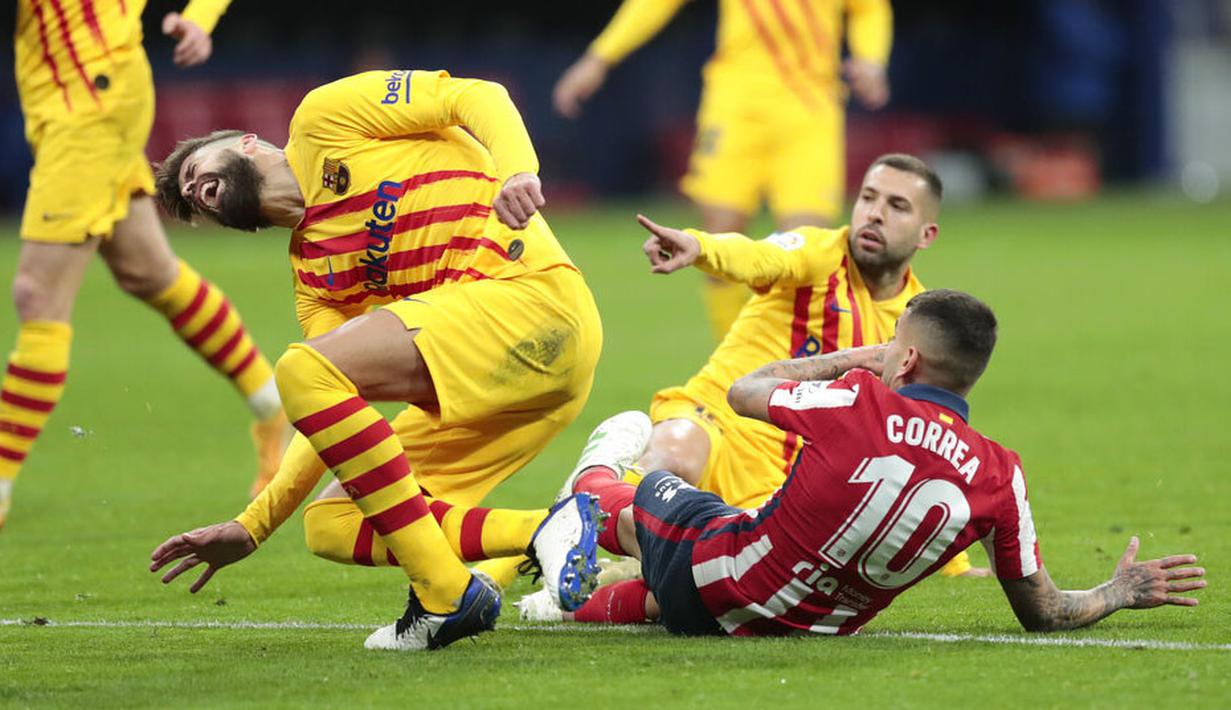 Bek andalan Barcelona, Gerard Pique, mengalami cedera parah usai mendapat benturan keras dengan pemain Atletico Madrid, Angel Correa. (AP/Bernat Armangue)
