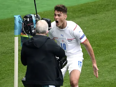 Striker Republik Ceko, Patrik Schick berselebrasi usai mencetak gol ke gawang Skotlandia pada pertandingan grup D Euro 2020 di stadion Hampden Park, Glasgow, Senin (14/6/2021). Schick mencetak dua gol dipertandingan ini dan mengantar Ceko menang atas Skotlandia 2-0. (AP Photo/Andy Buchanan, Pool)