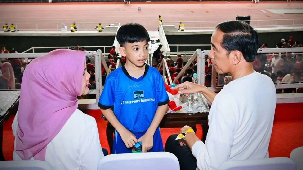 Presiden Joko Widodo atau Jokowi bersama Ibu Negara Iriana, serta cucunya Jan Ethes Srinarendra menyaksikan FIFA Matchday antara Timnas Indonesia melawan Timnas Argentina.