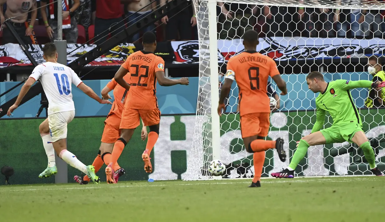 Penyerang timnas Republik Ceko, Patrik Schick (kiri) mencetak gol ke gawang Belanda pada babak 16 besar Euro 2020 di Puskas Arena, Minggu (27/6/2021). Belanda yang bermain dengan 10 pemain setelah turun minum secara mengejutkan disingkirkan Ceko usai kalah 0-2. (Attila Kisbenedek/Pool via AP)
