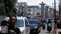 Kendaraan melintas di samping beton proyek konstruksi stasiun Mass Rapid Transit (MRT) di Jalan Fatmawati, Jakarta, Kamis (19/1). Jalur pribadi jalan Fatmawati akan ditutup mulai 4 Februari hingga 11 Agustus 2017. (Liputan6.com/Gempur M. Surya)