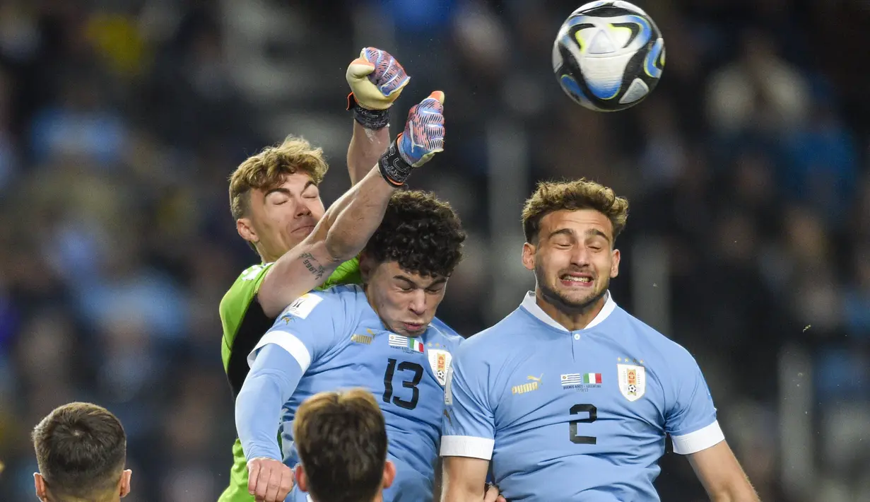 Kiper Timnas Italia U-20, Sebastiano Desplanches berusaha menghalau bola dari ancaman pemain Timnas Uruguay U-20, Alan Matturro (tengah) dan Sebastian Boselli pada laga final Piala Dunia U-20 2023 di Unico Diego Armando Maradona Stadium, La Plata, Argentina, Senin (12/6/2023) dini hari WIB. (AP Photo/Gustavo Garello)