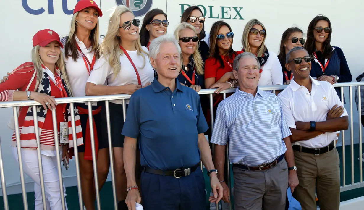 Mantan Presiden AS, Barack Obama, George Bush dan Bill Clinton serta istri para pemain pada upacara pembukaan pertandingan golf President Cup di New Jersey, Kamis (28/9). Pertama kalinya tiga presiden datang bersama di turnamen tersebut. (AP/Julio Cortez)