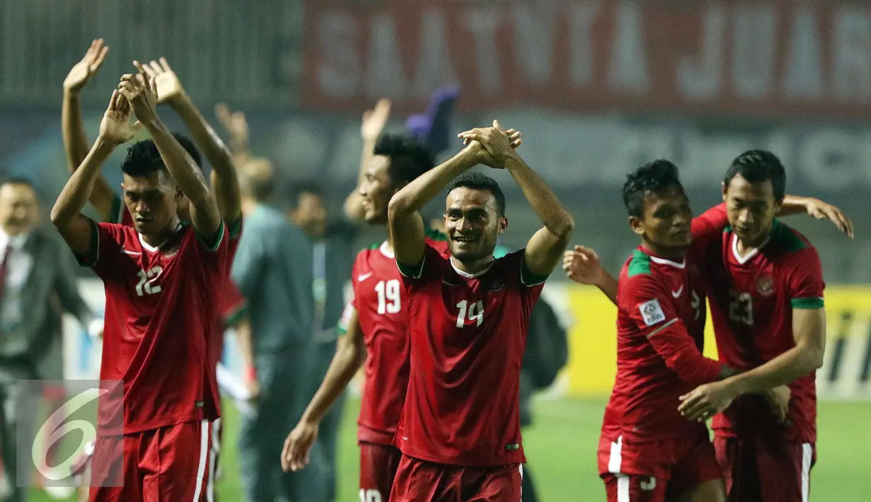 Pemain Timnas Indonesia merayakan kemenangan laga final pertama Piala AFF 2016 melawan Thailand di Stadion Pakansari, Bogor, Rabu (14/12). Indonesia unggul 2-1 atas Thailand. (Liputan6.com/Helmi Fithriansyah)