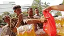 Pegawai antri untuk membeli minyak goreng murah Bazar Rakyat di lapangan parkir Kementerian Luar Negeri, Jakarta.(19/08). Bazar rakyat Sinar Mas menjaga ketersediaan pasokan minyak goreng dan stabilisasi harga. (Liputan6.com/Angga Yuniar)