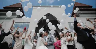 Pemeran film dan sinetron Dion Wiyoko resmi melepas masa lajangnya. Janji suci pernikahannya dengan Fiona Anthony berlangsung khidmat di Bali pada Jumat (1/9). (Instagram/dionfiona)