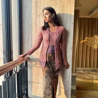 Acara pernikahan juga dihadiri aktris Aurelie Moeremans yang mengenakan kebaya pink kutubaru karya Didiet Maulana. [Foto: IG/aurelie]
