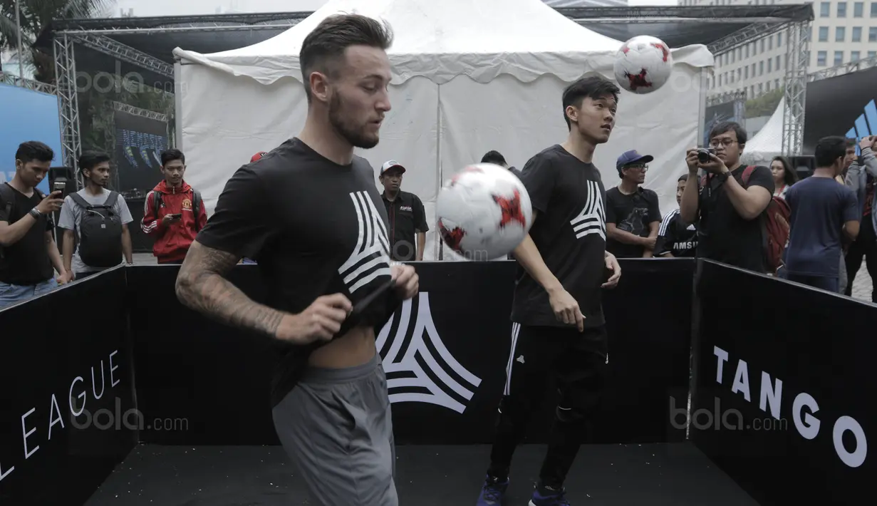 Pemain PSM, Marc Klok dan Pemain Persija, Sutanto Tan melakukan aksi freestyle pada acara Adidas Tango League di Senayan City, Jakarta, Minggu (13/8/2017). Acara ini merupakan bagian dari peluncuran sepatu anyar Adidas. (Bola.com/M Iqbal Ichsan)