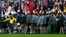 Pemain Borussia Dortmund Marco Reus melakukan pemanasan didekat  para pemusik Bavaria sebelum partai Bayern Munich dan Borussia Dortmund di Stadion Allianz Arena, Muenchen, Minggu (4/10/2015). (REUTERS/Michael Dalder)