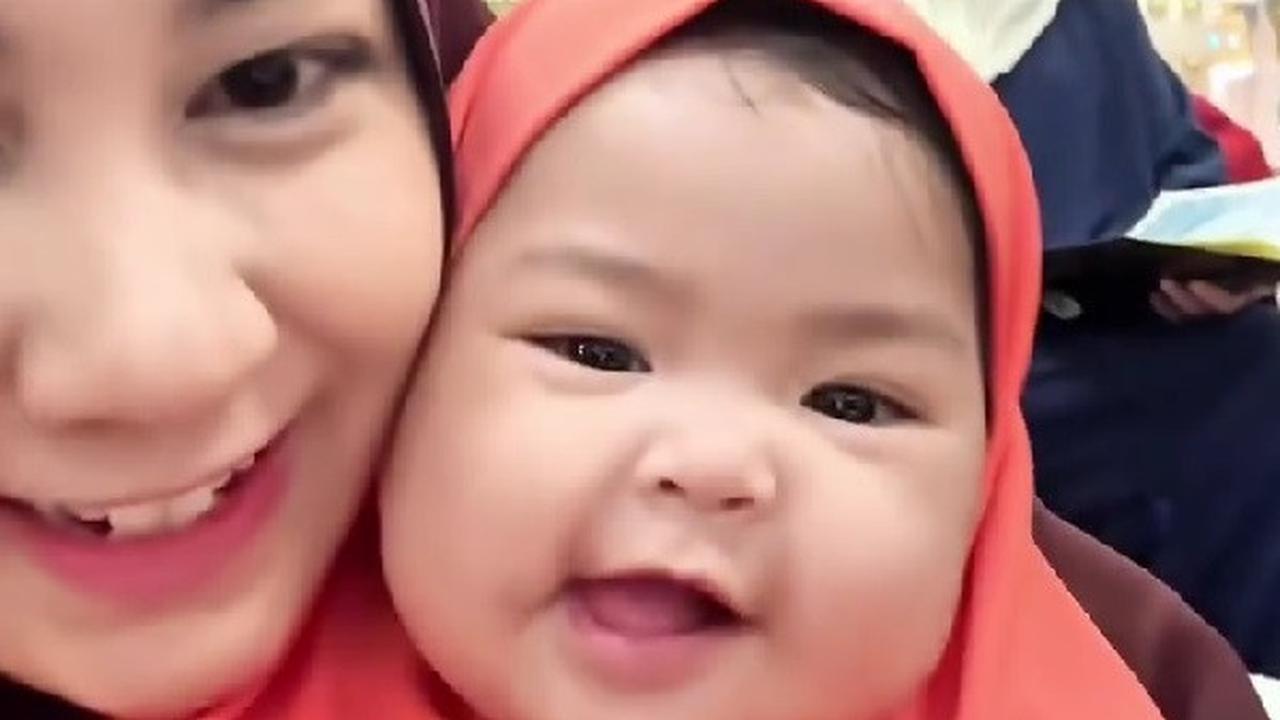 Potret Anisa Rahma Bukber di Masjid Nabawi Sambil Gendong Si Kecil, Netizen Kompak Bersholawat