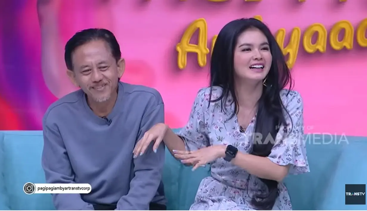 Saat menjadi bintang tamu Pagi-pagi Ambyar, pasangan yang usianya terpaut 20 tahun itu menceritakan kisah cintanya. Bahkan, pria yang biasa disapa Kang Epy itu mengejar Karina hingga 3 bulan. [Youtube/TRANS TV Official]