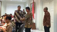 Gubernur Kaltara, Irianto Lambrie berdiskusi santai dengan Presiden RI Joko Widodo usai rapat terbatas di istana.