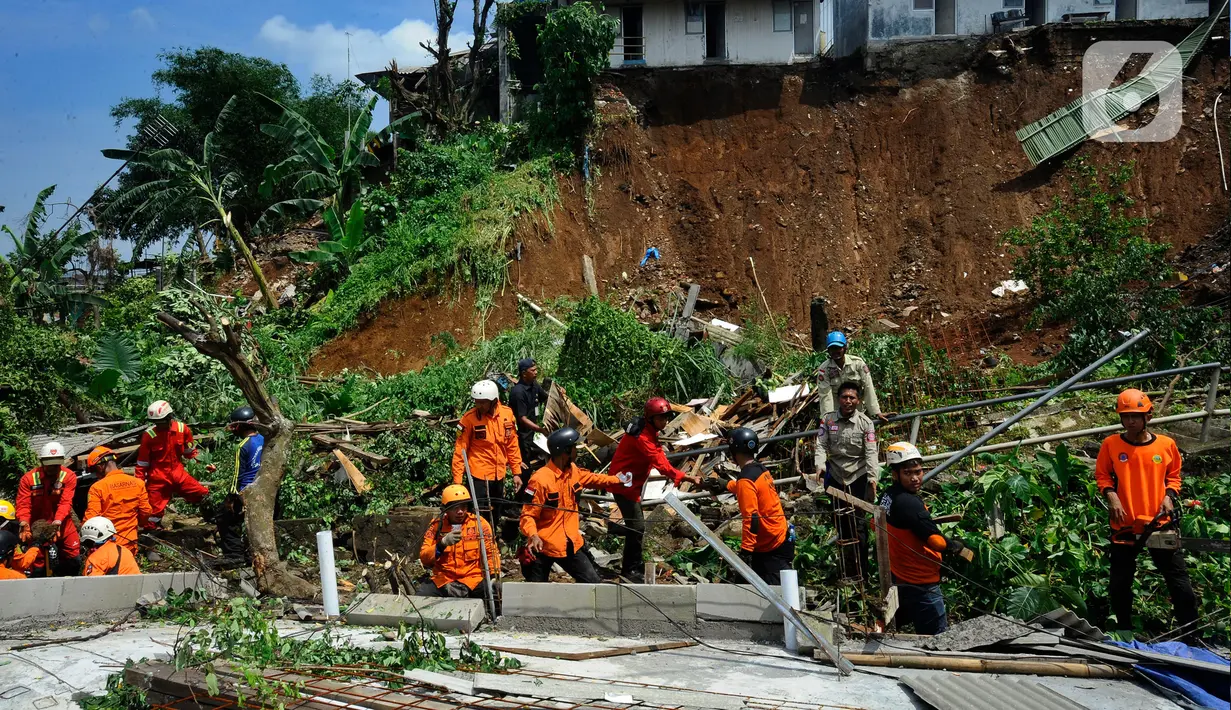 Tim SAR gabungan melakukan pencarian warga yang tertimbun tanah longsor di Kampung Kebon Jahe, Kelurahan Kebon Kelapa, Kecamatan Bogor Tengah, Kota Bogor, Kamis (13/10/2022). Personil BPBD Kota bogor, Tagana, dan Tim SAR telah dikerahkan untuk mengevakuasi korban terdampak tanah longsor. (merdeka.com/Arie Basuki)