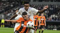Bek Real Madrid Eder Militao berebut bola dengan gelandang Shakhtar Donetsk Georgiy Sudakov dalam matchday ketiga Grup F Liga Champions 2022/2023 di Santiago Bernabeu, Kamis dini hari WIB (6/10/2022). sejumlah peluang yang didapat tuan rumah gagal dimaksimalkan menjadi gol. (AP Photo/Bernat Armangue)