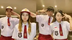 Jerome Polin terkenal dengan aksi-aksi lucunya saat membuat konten. Kelucuan tersebut terlihat saat bersama dengan Jessica Jane. Keduanya kompak pakai seragam SD. Tak hanya itu, dance keduanya pun mengundang gelak tawa. (Liputan6.com/IG/jeromepolin)