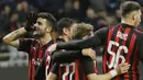 Striker AC Milan, Patrick Cutrone, melakukan selebrasi usai membobol gawang F91 Dudelange pada laga Liga Europa di Stadion San Siro, Kamis (29/11). AC Milan menang 5-2 atas F91 Dudelange. (AP/Luca Bruno)