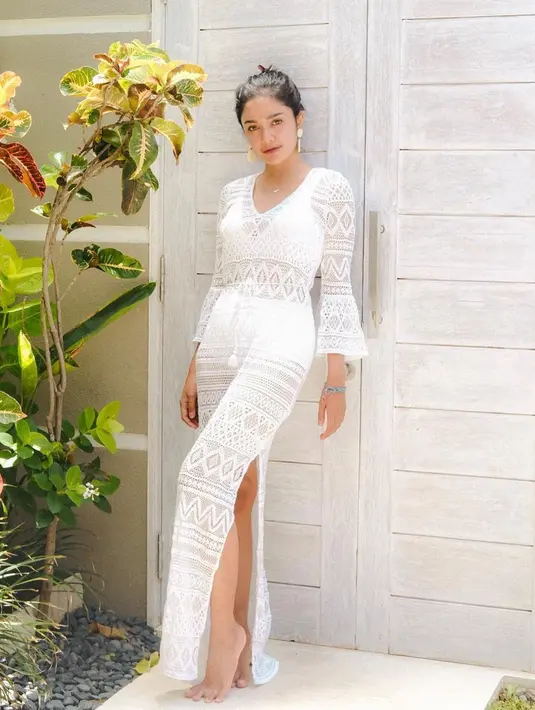 Meskipun terkesan tampil dengan simple, namun wanita kelahiran 10 Agustus 1994 ini tetap terlihat stylish. Ia pandai dalam memadupadankan pakaian, riasan wajah, serta aksesoris. (Liputan6.com/IG/andiannsyah)