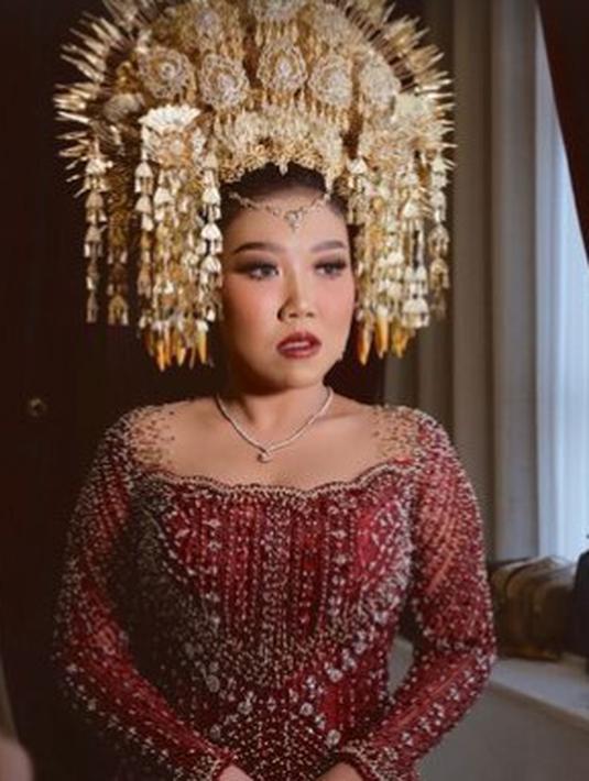 Usai akad nikah, Kiky Saputri menyambung prosesi pernikahanya dengan adat Padang [instagram/myrnamyura]
