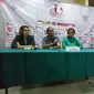 Pelatih Timnas Indonesia Putri U-16, Rully Nere, tidak terlalu puas dengan performa anak asuhnya saat menang 2-0 atas Kamboja dalam laga lanjutan Piala AFF Putri U-16 di Stadion Bumi Sriwijaya, Palembang, Jumat (4/5/2018). (Bola.com/Ivan Rida)