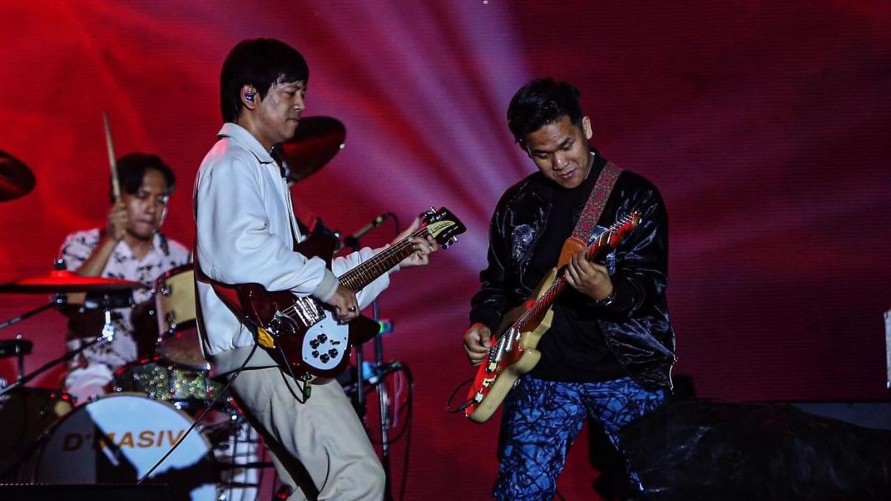 Penampilan band D'masiv saat memeriahkan Titik Kumpul Festival 2024  di Stadion Madya GBK, Jakarta Pusat hari ini Sabtu (27/4/2024). D'masiv  membawakan lagu hits mereka di antaranya "Merindukanmu", "Cinta Ini Membunuhku", "Pergilah Kasih" , "Diantara Kal