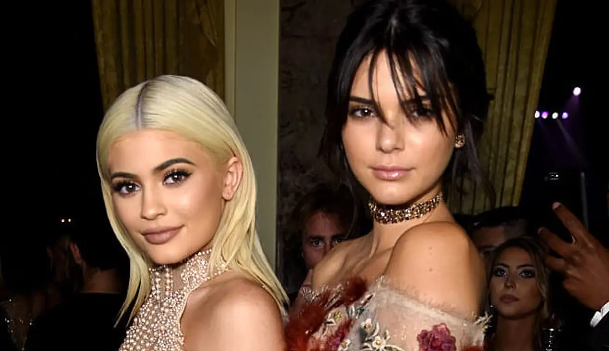 Kendall sendiri merasa bahwa menjadi lebih dekat dengan Kylie Jenner usai Stormi lahir. (Complex)