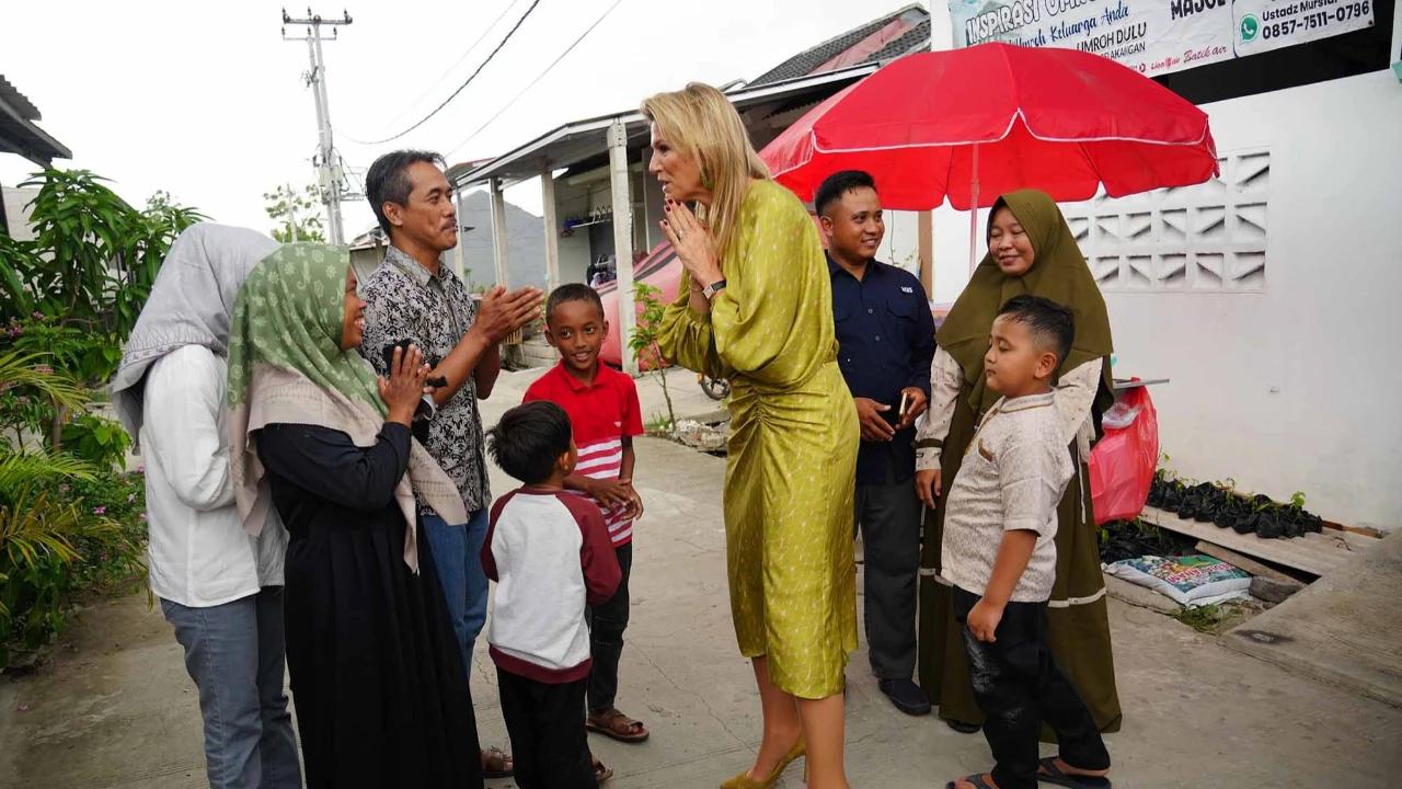 FOTO: Ratu Maxima Tinjau Perumahan Bersubsidi di Cibitung, Bahas Akses Keuangan bagi Warga