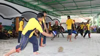 Tanpa ragu, para pemain berebut bola durian dalam kompetisi sepakbola durian di Pesantren Al Hasani, Kebumen. (Foto: Liputan6.com/Muhamad Ridlo)