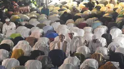Para jemaah berdoa dan berzikir bersama para ulama Masjid An Nur Empang, Bogor di malam 21 Ramadan 1446 Hijriah untuk mendapatkan berkah malam Lailatul Qadar. (merdeka.com/Arie Basuki)