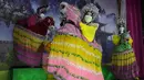 Pemain opera Tiongkok memakai masker saat tampil di atas panggung di Bangkok, Rabu (6/10/2021). Sempat vakum, pertunjukan opera Tiongkok di Thailand kembali dihidupkan meski belakangan ini kasus harian Covid-19 kembali meningkat. (AP Photo/Sakchai Lalit)