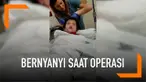 Seorang bocah tunanetra yang akan menjalani operasi pilih bernyanyi untuk menghilangkan rasa takutnya.