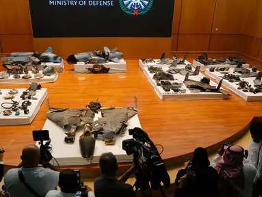 Puing-puing rudal dan drone yang digunakan dalam serangan kilang minyak Aramco ditunjukkan dalam konferensi pers di Riyadh, Arab Saudi, Rabu (18/9/2019). Kementerian Pertahanan Arab Saudi mengatakan 18 drone dan 7 rudal diluncurkan dari arah yang bukan berasal dari Yaman. (AP Photo/Amr Nabil)