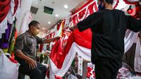 Aktivitas penjahit bendera merah putih di kiosnya, kawasan Pasar Senen, Jakarta, Rabu (5/8/2020). Menjelang peringatan HUT ke-75 Kemerdekaan RI, sejumlah pedagang mengaku penjualan pernak-pernik bendera merah putih menurun 50 persen dibanding tahun lalu akibat COVID-19. (Liputan6.com/Faizal Fanani)