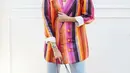 Ririn Dwi Ariyanti terlihat ayu mengenakan outter bergaris penuh warna. Ia juga memadukannya dengan celana jeans [Instagram/ririndwiariyanti]