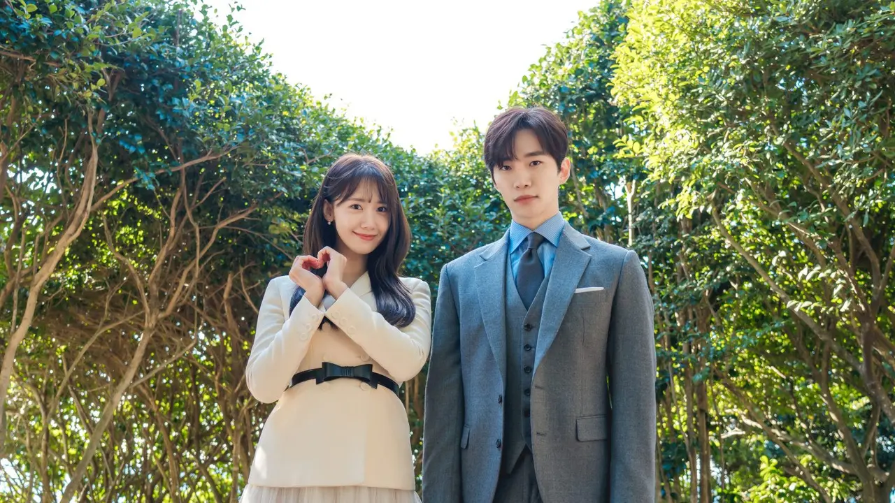 Lee Junho sebagai Gu Won dan YoonA sebagai Cheon Sa Rang dalam drakor terbaru King the Land
