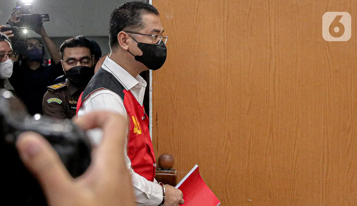 Terdakwa kasus perintangan penyidikan kematian Brigadir Nofriansyah Yosua Hutabarat atau Brigadir J, Irfan Widyanto memasuki ruangan persidangan di Pengadilan Negeri Jakarta Selatan, Rabu (19/10/2022). Irfan Widyanto didakwa merusak CCTV yang membuat terhalanginya penyidikan kasus pembunuhan Yosua Hutabarat. (Liputan6.com/Faizal Fanani)